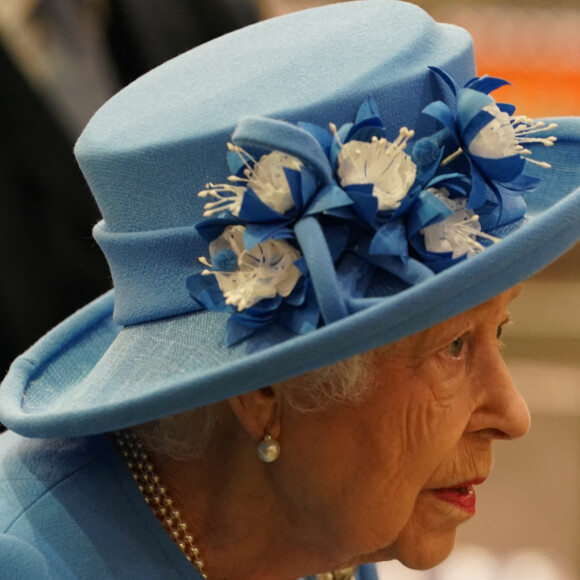 La reine Elisabeth II d'Angleterre et Le prince William, duc de Cambridge (connu sous le nom de comte de Strathearn en Écosse) visitent l'usine AG Barr, où la boisson Irn-Bru est fabriquée, à Cumbernauld, le 28 juin 2021. Cette visite s'inscrit dans le cadre de la semaine de Holyrood, que la reine consacre chaque année à l'Ecosse.