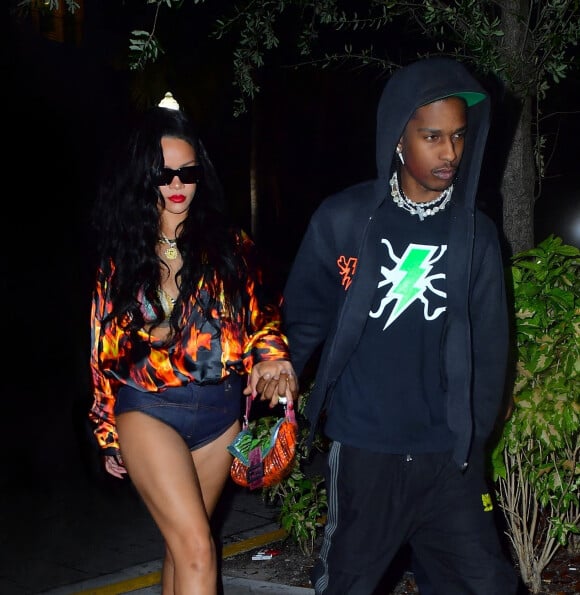 Exclusif - Rihanna et son compagnon ASAP Rocky, main dans la main, vont dîner à Miami, le 27 juillet 2021.