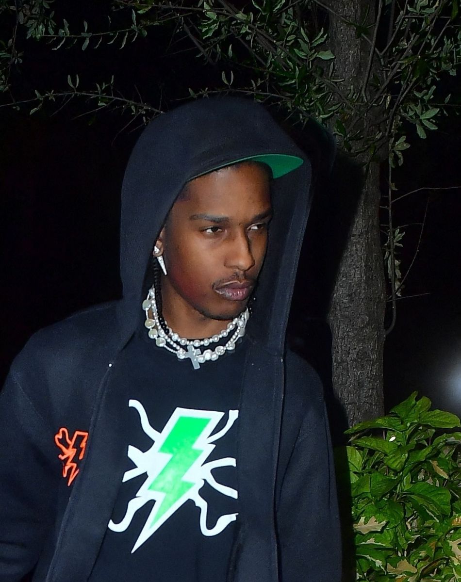 Exclusif - Rihanna et son compagnon ASAP Rocky, main dans la main, vont dîner à Miami, le 27 juillet 2021.