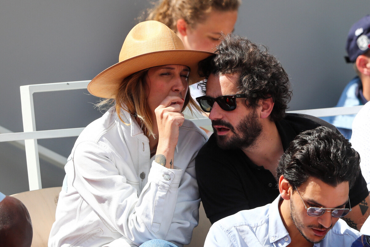 Vidéo Daphné Bürki et son mari Gunther Love Célébrités dans les tribunes des internationaux