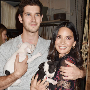 Tucker Roberts, Olivia Munn à la seconde édition de l'évènement "Love Leo Rescue Cocktail for a Cause" à Los Angeles, le 6 novembre 2019.