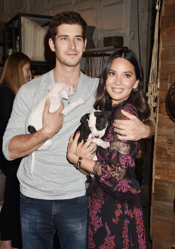 Tucker Roberts, Olivia Munn à la seconde édition de l'évènement "Love Leo Rescue Cocktail for a Cause" à Los Angeles, le 6 novembre 2019.