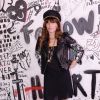 Lou Doillon : Souriante et pieds nus en soirée, après l'AVC de sa maman Jane Birkin