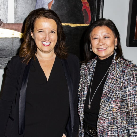 Anne Roumanoff et Jeanne d'Hauteserre (Maire du 8ème arrondissement de Paris) - Vernissage de l'Exposition "Women" de l'artiste peintre Vanessa Devevre à la Mairie du 8ème à Paris, le 21 janvier 2020. © Jack Tribeca/Bestimage