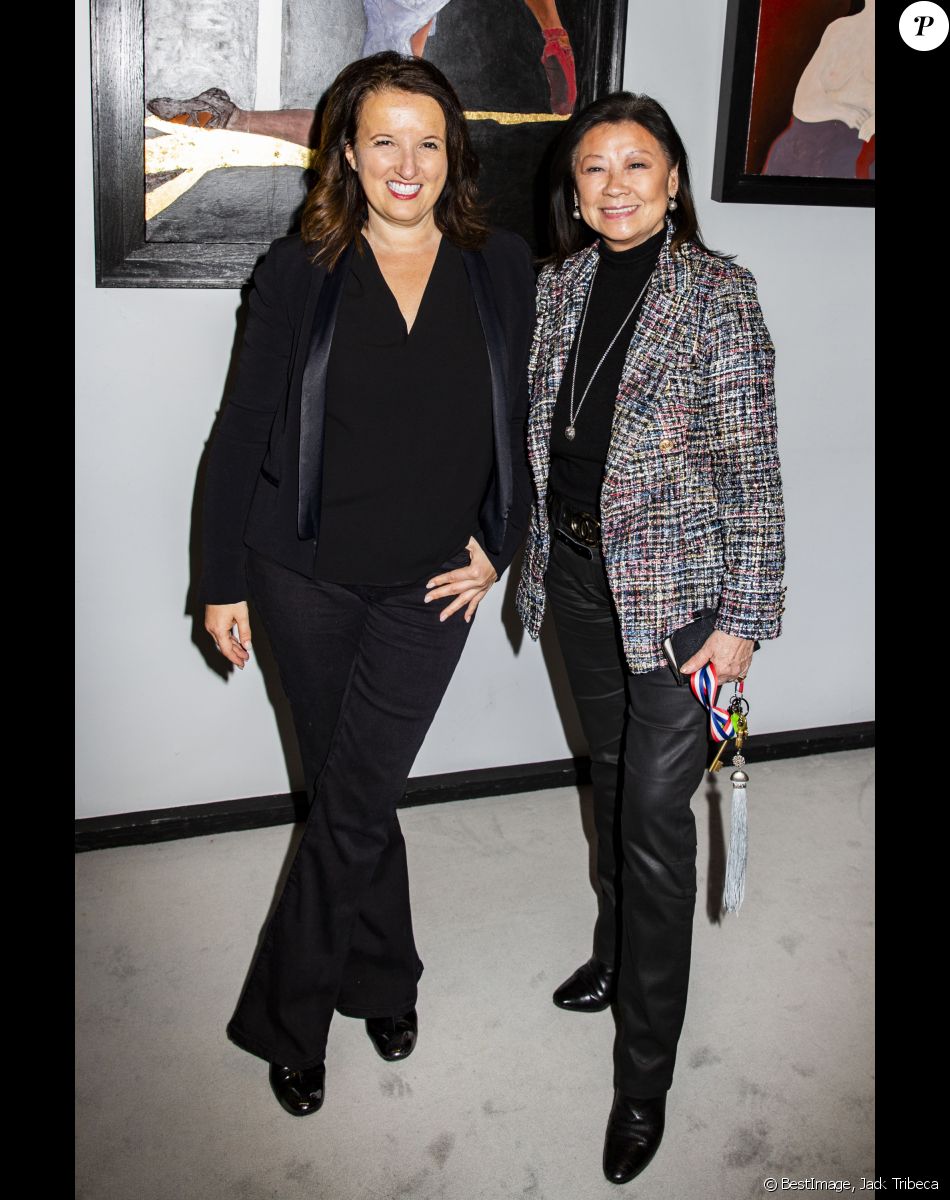 Anne Roumanoff et Jeanne d'Hauteserre (Maire du 8ème arrondissement de Paris) - Vernissage de l'Exposition "Women" de l'artiste peintre Vanessa Devevre à la Mairie du 8ème à Paris, le 21 janvier 2020. © Jack Tribeca/Bestimage