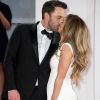 Jennifer Lopez, bombesque ultra décolletée, échange un baiser avec Ben Affleck à la Mostra