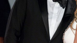 Jennifer Lopez, bombesque ultra décolletée, échange un baiser avec Ben Affleck à la Mostra