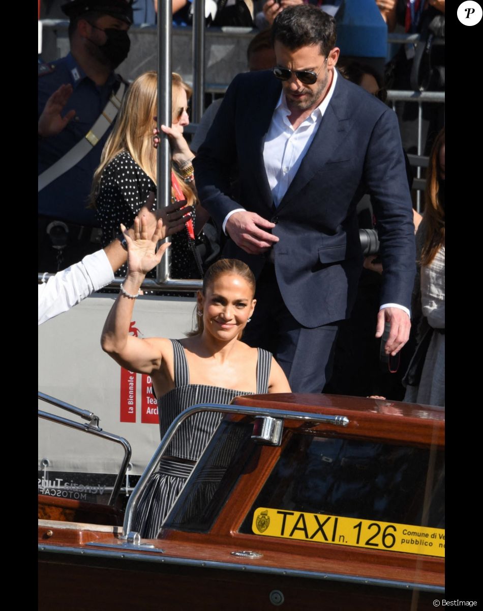 Ben Affleck et Jennifer Lopez prennent un bateau-taxi à Venise en marge du 78ème festival international du film de Venise, la Mostra le 10 septembre 2021.