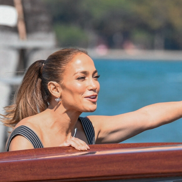 Jennifer Lopez fait le tour de Venise à bord d'un bateau-taxi en marge du 78ème festival international du film de Venise, la Mostra le 10 septembre 2021.