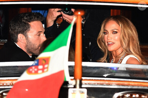 Ben Affleck et Jennifer Lopez prennent un bateau-taxi pour se rendre à la première de The Last Duel lors du 78ème festival international du film de Venise, la Mostra le 10 septembre 2021. 