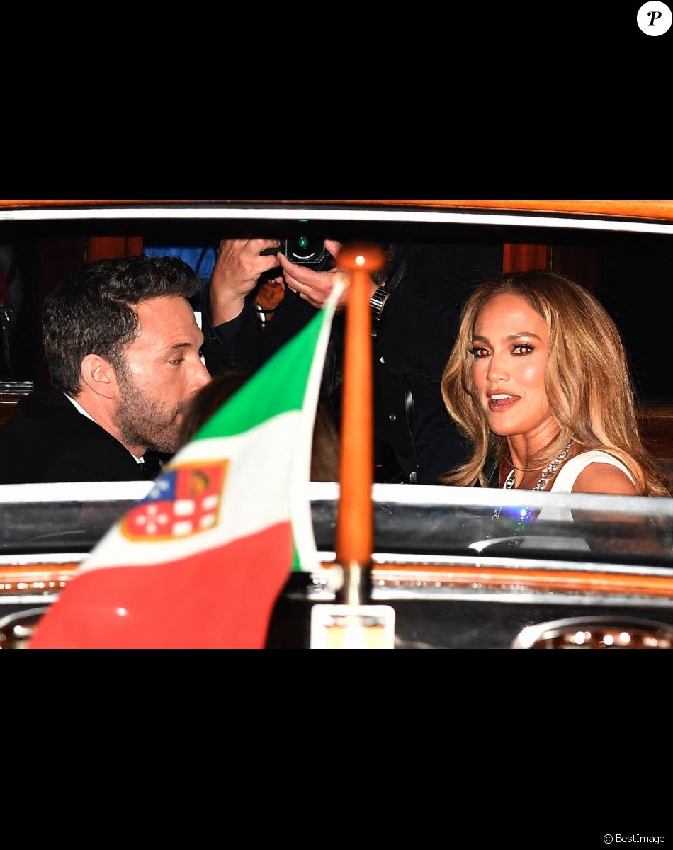 Ben Affleck et Jennifer Lopez prennent un bateau-taxi pour se rendre à la première de The Last Duel lors du 78ème festival international du film de Venise, la Mostra le 10 septembre 2021.