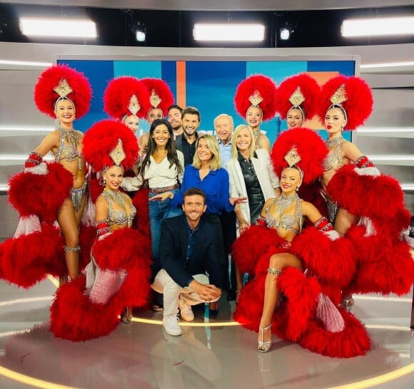 Christophe Beaugrand, l'équipe de La matinale du week-end sur LCI et les danseuses du Moulin Rouge.