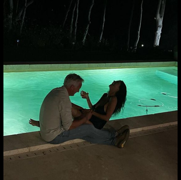 David Ginola et sa compagne Maëva partagent un moment de complicité à leur domicile, près de la piscine. Septembre 2021.