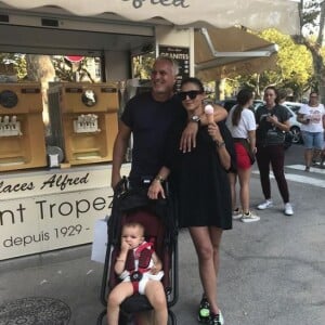 David Ginola, sa compagne Maëva et leur fille Ever en vacances à Saint-Tropez. Août 2019.