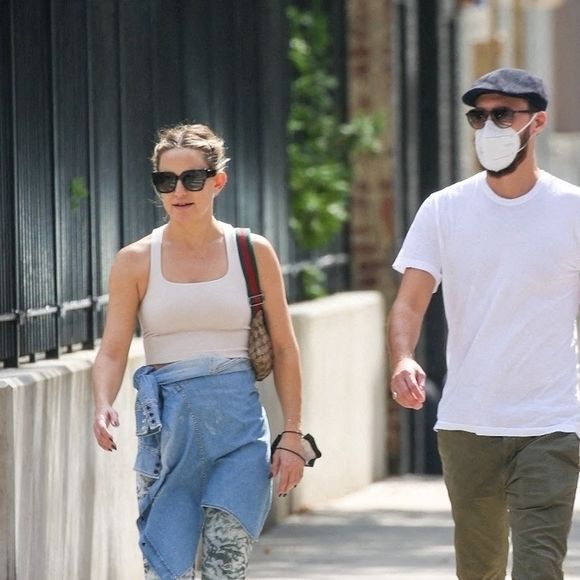 Exclusif - Kate Hudson et son compagnon Danny Fujikawa se promènent à New York, le 11 septembre 2021.