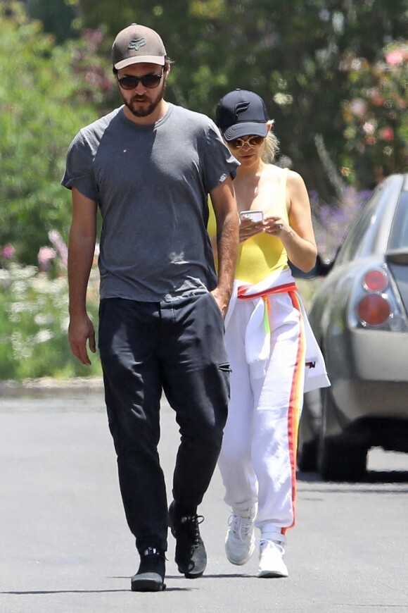 Kate Hudson et son compagnon Danny Fujikawa se promènent, en tenue de sport, dans les rues de Brentwood. Le 20 mai 2021