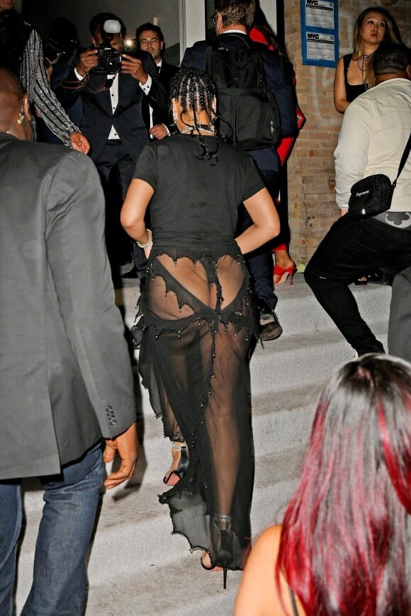 Rihanna dévoile ses fesses dans une tenue transparente en arrivant à son after-party du Met Gala (Met Ball) 2021 à New York, le 13 septembre 2021.