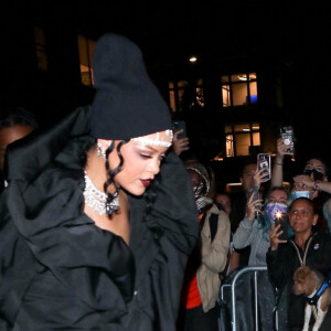 Rihanna et son compagnon Asap Rocky rentrent au Carlyle Hotel après la soirée du Met Gala (Met Ball) 2021 à New York, le 13 septembre 2021.