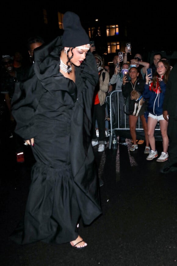 Rihanna et son compagnon Asap Rocky rentrent au Carlyle Hotel après la soirée du Met Gala (Met Ball) 2021 à New York, le 13 septembre 2021.