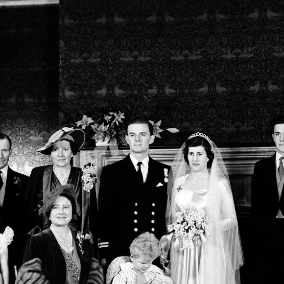 La reine Mère et mariage de Timothy Colman et miss Mary Bowes-Lyon le 16 novembre 1951. 