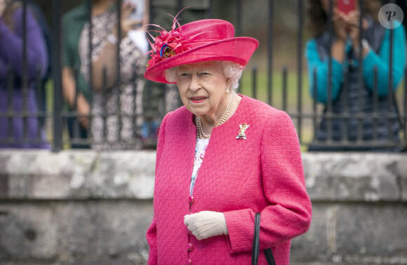 La reine Elisabeth II d'Angleterre lors d'une inspection des troupes de Balaklava Company, 5ème Bataillon du Régiment Royal d'Écosse à Balmoral.