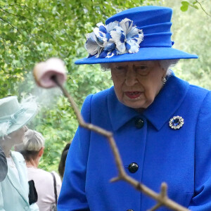 La reine Elisabeth II d'Angleterre à l'association "Children's Wood Project" à Glasgow, le 30 juin 2021. Cette visite s'inscrit dans le cadre de la semaine consacrée à l'Ecosse par la souveraine.