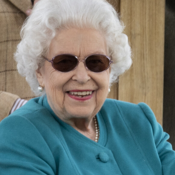 La reine Elisabeth II d'Angleterre sourit lors du Royal Windsor Horse Show à Windsor le 1er juillet 2021.