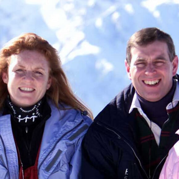 Sarah Ferguson et le prince Andrew avec leurs filles la princesse Eugenie et la princesse Beatrice à Verbier en février 2005