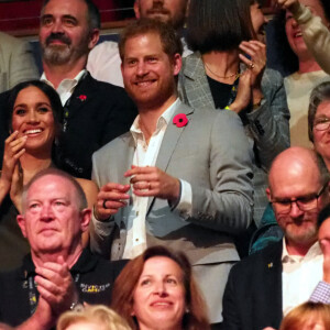 Le prince Harry, duc de Sussex, et Meghan Markle, duchesse de Sussex, enceinte, assistent à la cérémonie de clôture des Invictus Games 2018 à Sydney, le 27 octobre 2018.