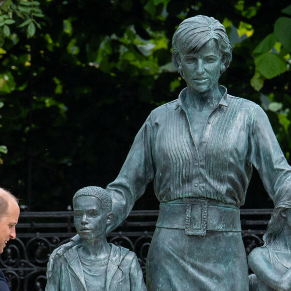 Le prince William, duc de Cambridge, et son frère Le prince Harry, duc de Sussex, se retrouvent à l'inauguration de la statue de leur mère, la princesse Diana dans les jardins de Kensington Palace à Londres, Royaume Uni, le 1er juillet 2021.