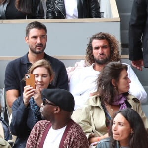 Arnaud Ducret, sa femme Claire, Jérémy Frérot et son frère Lucas Frérot dans les tribunes (Jour 2) lors des Internationaux de France de Tennis de Roland Garros 2022, à Paris, France, le 23 mai 2022. © Bertrand Rindoff/Bestimage