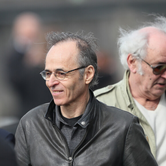 Jean-Jacques Goldman et Maxime Le Forestier lors des obsèques de Véronique Colucci au cimetière communal de Montrouge, le 12 avril 2018.