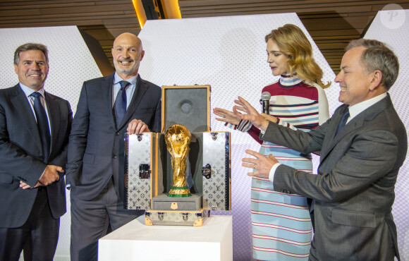 Natalia Vodianova et Frank Leboeuf dévoilent la valise Vuitton qui transporte la coupe du monde de la F.I.F.A 