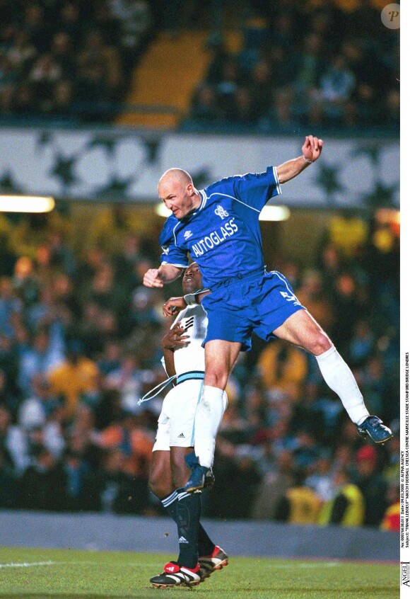 Frank Leboeuf lors d'un match Marseille contre Chelsea au Stade Stamford Bridge de Londres