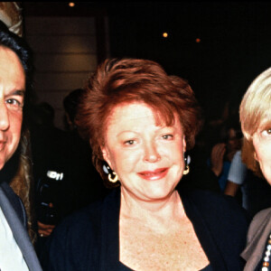 La chanteuse Régine avec Marc Francelet et Françoise Sagan lors d'une soirée en 1993.