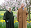 La reine Elisabeth II d'Angleterre et le prince Charles, prince de Galles, lors d'une promenade printanière dans les jardins de Frogmore House sur le domaine de Windsor.