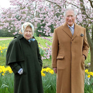 La reine Elisabeth II d'Angleterre et le prince Charles, prince de Galles, lors d'une promenade printanière dans les jardins de Frogmore House sur le domaine de Windsor.