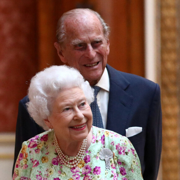 La reine Elisabeth II d'Angleterre et le prince Philip, duc d'Edimbourg - Visite de la Galerie de la Reine au palais de Buckingham à Londres. Le 12 juillet 2017 