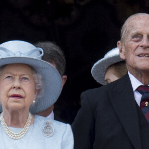 La reine Elisabeth II d'Angleterre, le prince Philip, duc d'Edimbourg - La famille royale d'Angleterre au palais de Buckingham pour assister à la parade "Trooping The Colour" à Londres le 17 juin 2017. 