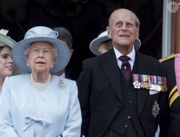 La reine Elisabeth II d'Angleterre, le prince Philip, duc d'Edimbourg - La famille royale d'Angleterre au palais de Buckingham pour assister à la parade "Trooping The Colour" à Londres le 17 juin 2017. 