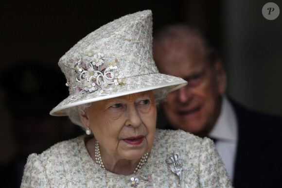 La reine Elisabeth II d'Angleterre visite le collège Pangbourne dans le Berkshire à l'occasion du centenaire de l'école. Le 9 mai 2017 