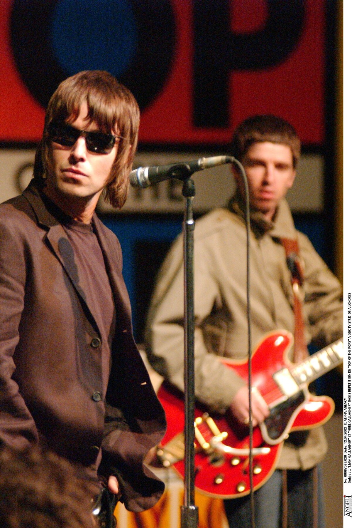 Photo : Liam Gallagher et Noel Gallagher à Londres en 2002. - Purepeople