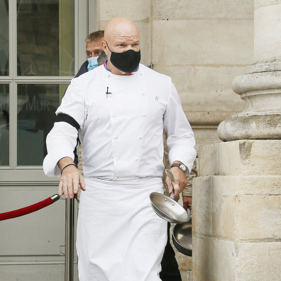 Le grand chef Bordelais et présentateur TV Philippe Etchebest organise un concert de casseroles devant son restaurant Bordelais "Le 4ème Mur" avec son équipe afin de soutenir l'ouverture des restaurants pendant la crise liée à l'épidémie de Coronavirus (COVID-19), le 2 Octobre 2020 à Bordeaux.