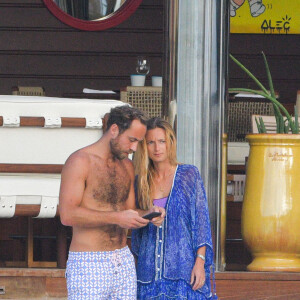 James Middleton et sa fiancée Alizée Thévenet sont en vacances sur la plage de l'hôtel Eden Rock à Saint Barthélémy le 4 janvier 2020.