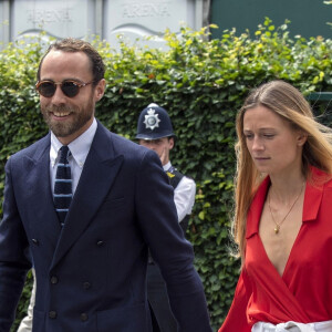 James Middleton et sa compagne Alizee Thevenet arrivent pour assister à la finale homme du tournoi de Wimbledon "Novak Djokovic - Roger Federer" à Londres, le 14 juillet 2019.