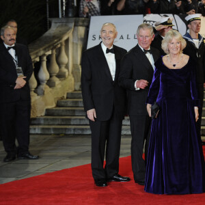 Le prince Charles d'Angleterre et Camilla Parker Bowles, duchesse de Cornouailles - Premiere mondiale du film James Bond "Skyfall" au Royal Albert Hall a Londres. Le 23 octobre 2012