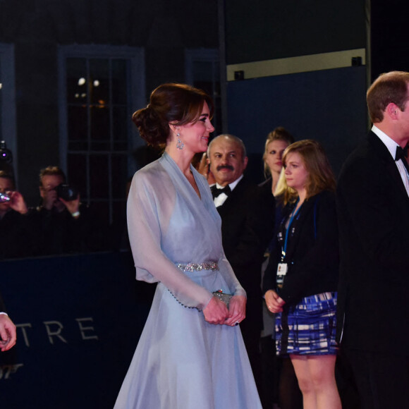Le prince Harry, le prince William, duc de Cambridge, Catherine Kate Middleton, la duchesse de Cambridge - Première mondiale du nouveau James Bond "Spectre" au Royal Albert Hall à Londres le 26 octobre 2015.