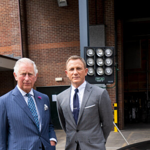Le prince Charles, prince de Galles, vient saluer les acteurs sur le tournage du 25ème James Bond "Mourir peut attendre" aux studios Pinewood à Iver Heath dans le Buckinghamshire le 20 juin 2019