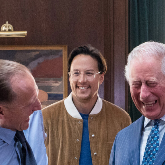 Le prince Charles, prince de Galles, vient saluer les acteurs sur le tournage du 25ème James Bond "Mourir peut attendre" aux studios Pinewood à Iver Heath dans le Buckinghamshire le 20 juin 2019