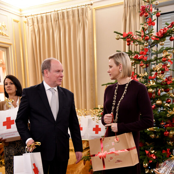 Le prince Albert II de Monaco et la princesse Charlène de Monaco lors de la remise des cadeaux de Noël à la Croix Rouge Monégasque à Monaco le 18 décembre 2019. © Bruno Bebert / Pool Monaco / Bestimage
